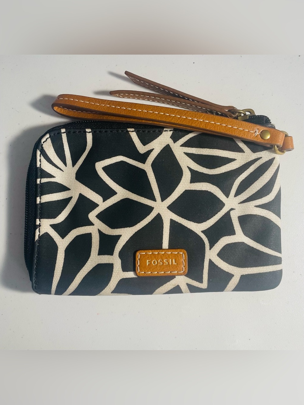 Fossil Black & White Floral Wristlet with Tan Trim
